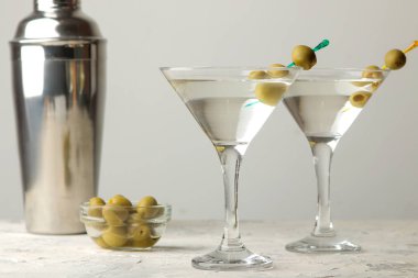 Martini. Bar tezgahındaki barda açık bir arka plan üzerinde bir bardak zeytin ile alkollü içecek martini. bar envanteri. Kokteyl