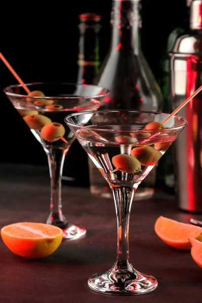 Martini Alkoholisches Getränk Martini Mit Oliven Glas Vor Dunklem Hintergrund — Stockfoto