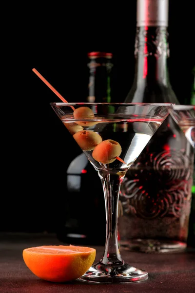 Martini Αλκοολούχα Ποτό Μαρτίνι Ελιές Ένα Ποτήρι Σκούρο Φόντο Στο — Φωτογραφία Αρχείου