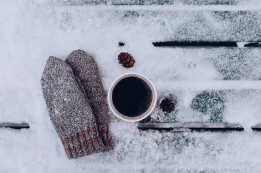 Kar kış arka plan mittens fincan sade kahve ve gri örgü
