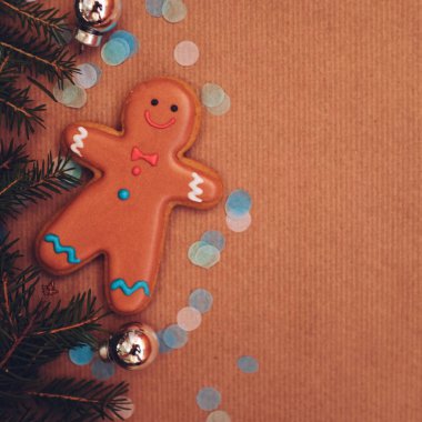 Ev yapımı kurabiye adam ve köknar ağacı dallar üzerinde craft kağıt arka plan boş alanı ile