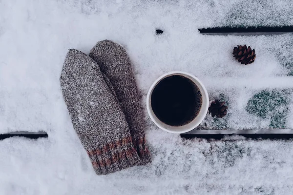 Gezellige Winter Decoratie Met Kopje Zwarte Koffie Grijze Gebreide Wanten — Stockfoto