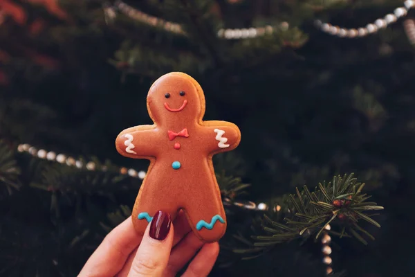 Lebkuchen Mann Keks Der Hand Der Frau Weihnachten Hintergrund — Stockfoto