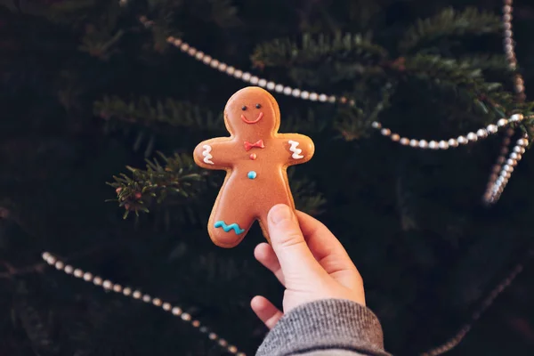 Gebastelter Lebkuchenmann Kinderhand Weihnachtlicher Hintergrund — Stockfoto