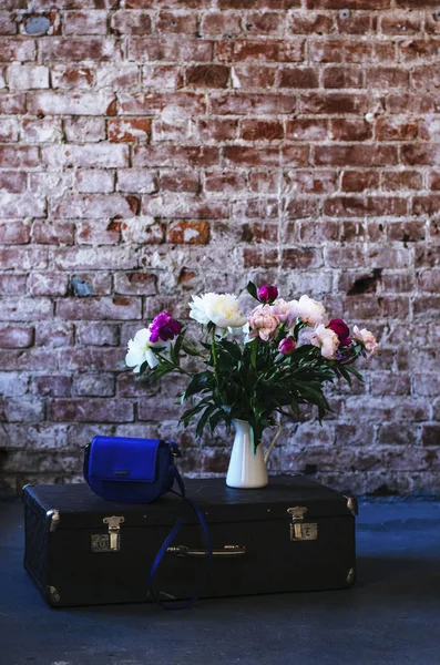 Loft Style Interior Bunch Flowers Retro Suitcase Decoration Copy Space — Stock Photo, Image
