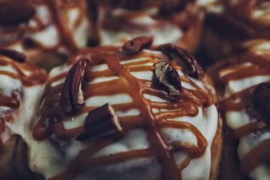 Geleneksel tarçınlı çörek yakın çekim