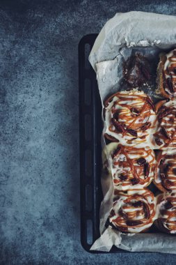 Beton zemin üzerine kopya alanı ile sac pişirme üzerinde karamel ve pekan fındık ile ev yapımı tarçınlı çörek