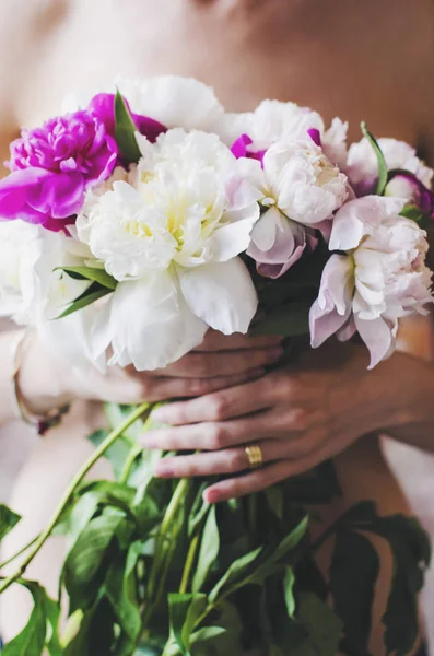 Sensual Naked Woman Holding Bunch Peonies Her Hands — Stock Photo, Image