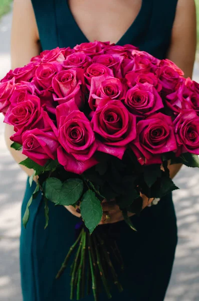 Femme Robe Verte Tenant Bouquet Roses Rouges — Photo