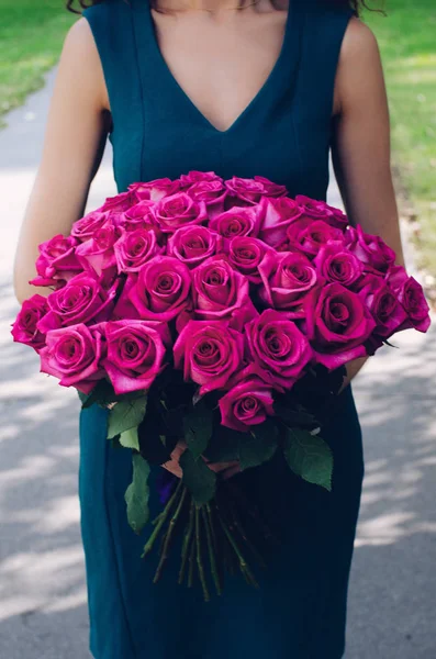 Vrouw Groene Jurk Bedrijf Bos Van Roze Rozen Haar Handen — Stockfoto