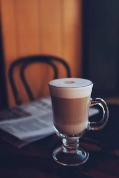 Glas Morgenlatte Und Zeitung — Stockfoto