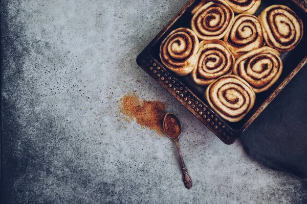 Deg Till Kanelbullar Bakplåten Med Kopia Utrymme Konkreta Bakgrunden — Stockfoto