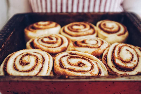 Backen Traditioneller Zimtbrötchen Backblech — Stockfoto