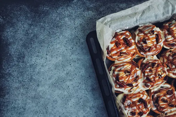 Hausgemachte Zimtbrötchen Mit Karamell Und Pekannüssen Auf Backblech Mit Kopierraum — Stockfoto