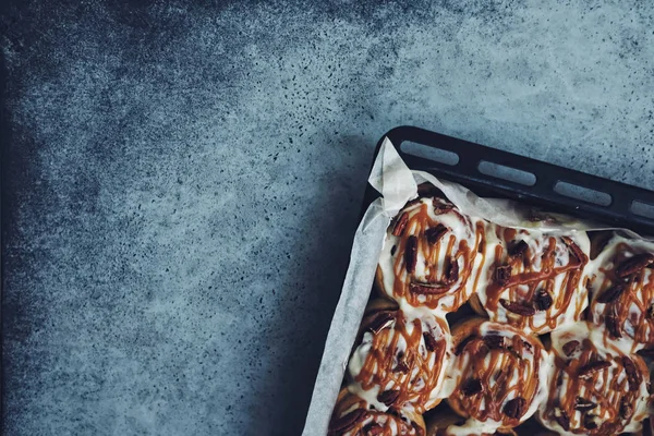 Zelfgemaakte Kaneel Broodjes Met Karamel Pecan Noten Het Bakken Blad — Stockfoto