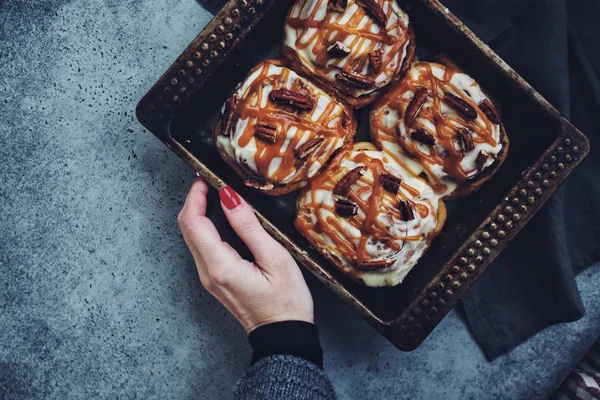 Zelfgemaakte Kaneel Broodjes Met Karamel Pecan Noten Het Bakken Blad — Stockfoto