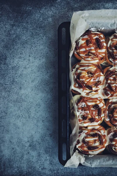 Traditionell Hemlagad Kanel Rullar Med Kola Och Pecan Nötter Bakplåten — Stockfoto