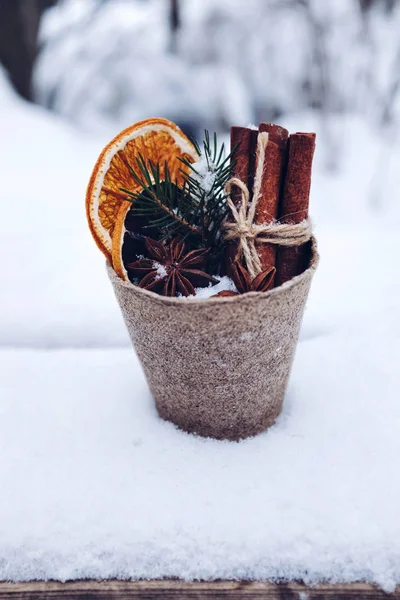 Gemütliche Winterdekoration Mit Zimt Und Anderen Gewürzen — Stockfoto