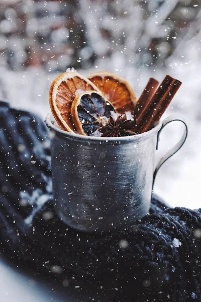 Kar Taneleri Içinde Vintage Mug Içinde Baharat Mulled Şarap Için — Stok fotoğraf