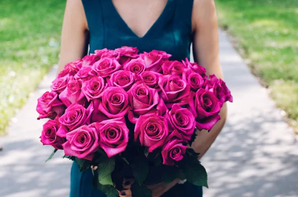 結婚式の祭典 彼女の手でピンクのバラの花束とエレガントなグリーン ドレスを着た女性 ストック写真