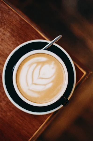 Šálek Cappuccino Latte Art Dřevěném Pozadí Filmová Fotografie — Stock fotografie