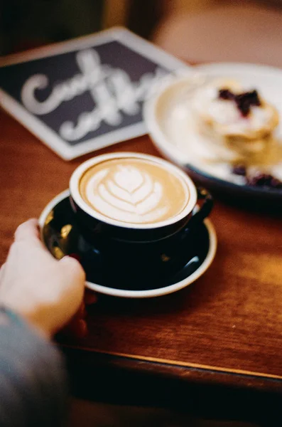 Pohár Cappuccino Ženské Ruce Filmová Fotografie — Stock fotografie