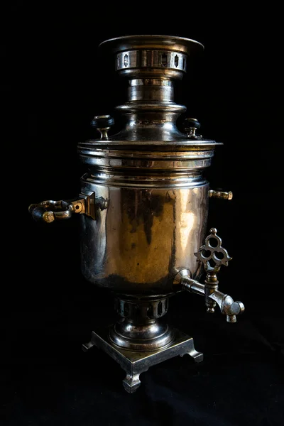 Starý samovar izolovaný na černém pozadí.Ruský samovar.Kovová nádoba na vařící vodu a přípravu čaje. — Stock fotografie