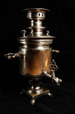 Siyah arka planda izole edilmiş eski bir semaver. Kaynar su ve çay yapmak için metal kap. Rus semaveri.