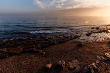 Dağıstan, Rusya 'da Hazar Denizi üzerinde güzel bir şafak.