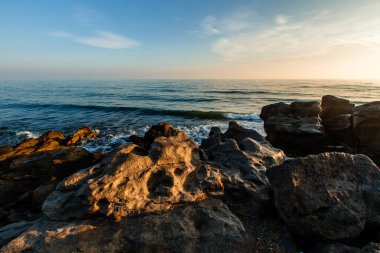 Dağıstan, Rusya 'da Hazar Denizi üzerinde güzel bir şafak.