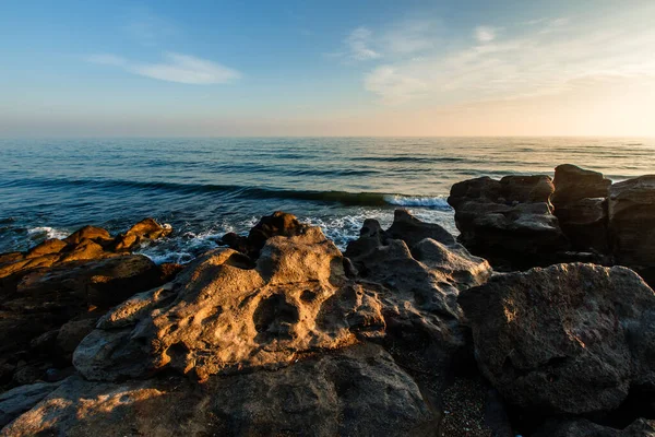 Dağıstan, Rusya 'da Hazar Denizi üzerinde güzel bir şafak.