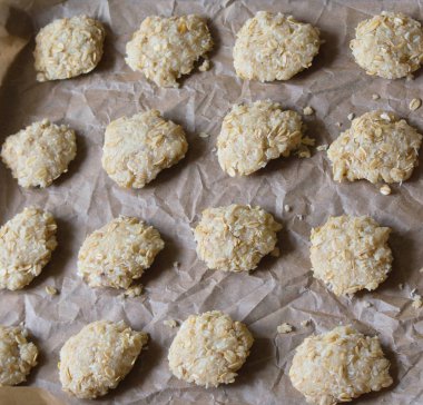 Bir fırın tepsisine yuvarlak yulaf ezmeli kurabiye