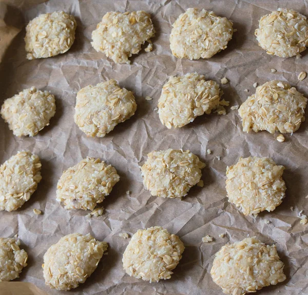 Bir fırın tepsisine yuvarlak yulaf ezmeli kurabiye