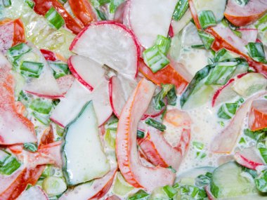 Ekşi krema ve yeşil soğan domates, salatalık ve turp salatası