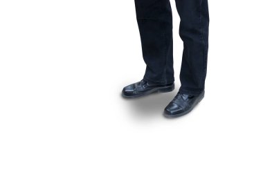 Adamın bacakları siyah kot ve beyaz bir arka plan üzerinde ayakkabı