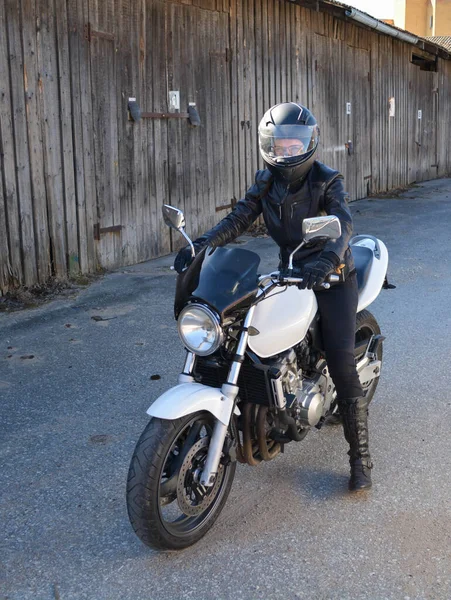 Motorrijder Meisje Helm Rijden Een Motorfiets — Stockfoto