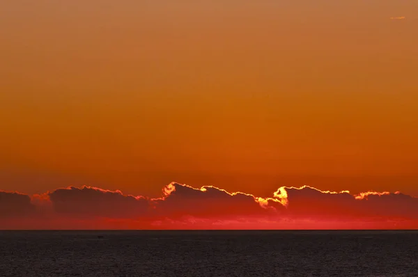 Paisagem Pôr Sol Com Oceano Nuvens — Fotografia de Stock