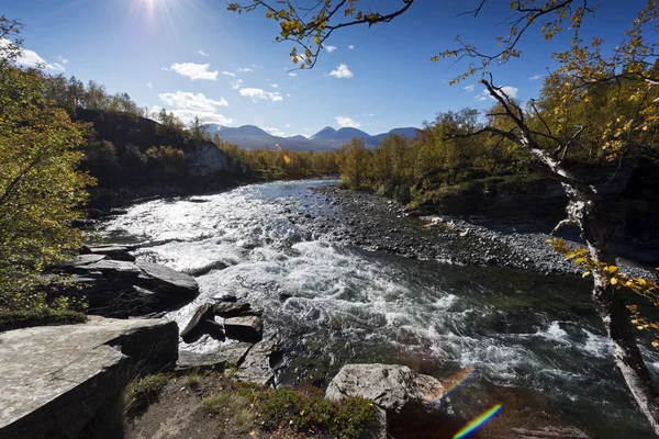 秋天有一条河和一座山的风景 Abiskojokk Abisko 国家公园 — 图库照片
