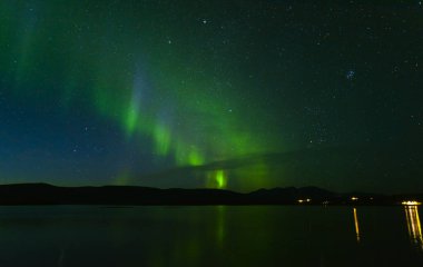 Aurora borealis ve Tornetrask göl manzara. Northern Sweden