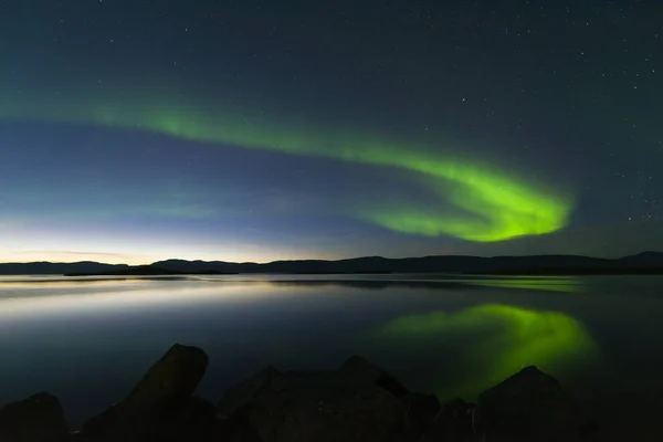 Krajobraz Jeziorem Aurora Borealis Tornetrask Północna Szwecja — Zdjęcie stockowe