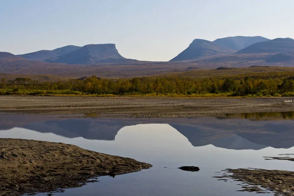 Jesienny Krajobraz Jeziorem Tornetrask Doliną Kształcie Nazwie Lapporten Brama Lapponian — Zdjęcie stockowe