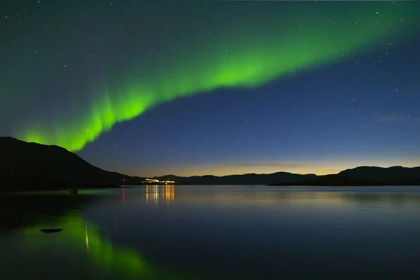 Krajobraz Jeziorem Aurora Borealis Tornetrask Północna Szwecja — Zdjęcie stockowe