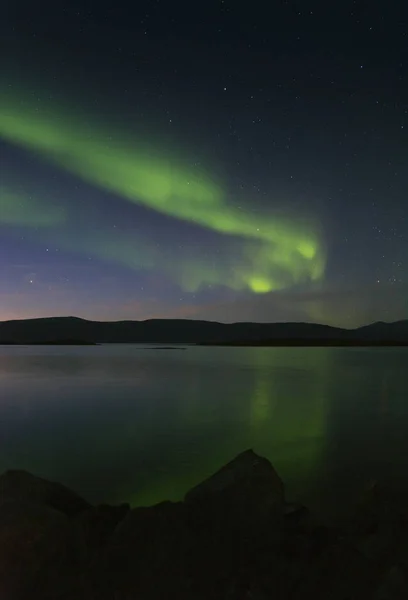 Krajobraz Jeziorem Aurora Borealis Tornetrask Północna Szwecja — Zdjęcie stockowe
