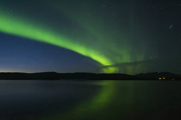 Krajobraz Jeziorem Aurora Borealis Tornetrask Północna Szwecja — Zdjęcie stockowe