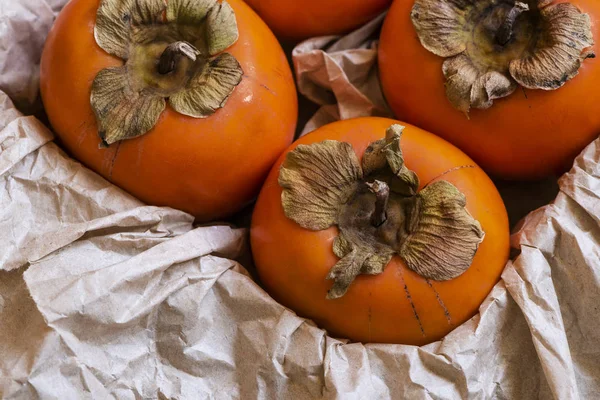 Paar Kaki Fruit Persimmon Een Doos Met Achtergrond Papier — Stockfoto