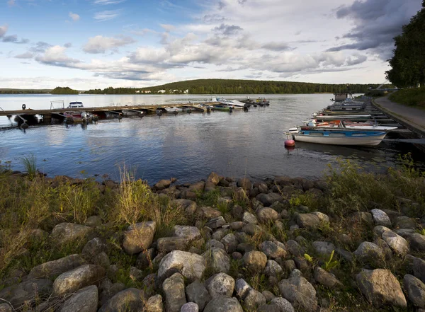 Fluss mit Booten. Finnland — Stockfoto