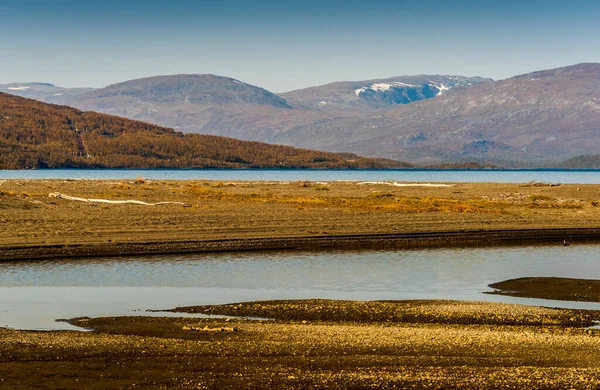 Tornetrask湖と山と秋の風景 スウェーデン北部 — ストック写真