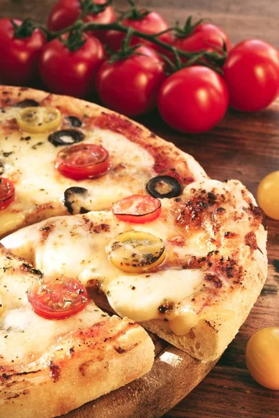 Pizza Caseira Com Tomate Cereja Vermelho Amarelo Azeitonas Mussarela Queijo — Fotografia de Stock