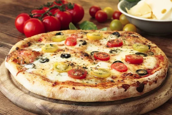 Pizza Recém Assada Com Tomate Cereja Azeitonas Mussarela Queijo Gouda — Fotografia de Stock