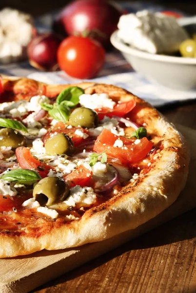 Pizza Fatta Casa Stile Greco Con Formaggio Feta Olive Cipolle — Foto Stock